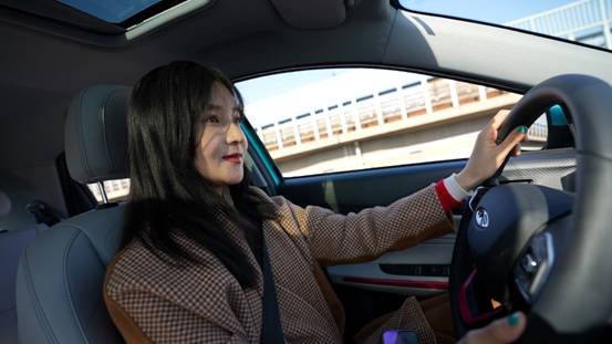 汽车的人
描述已自动生成