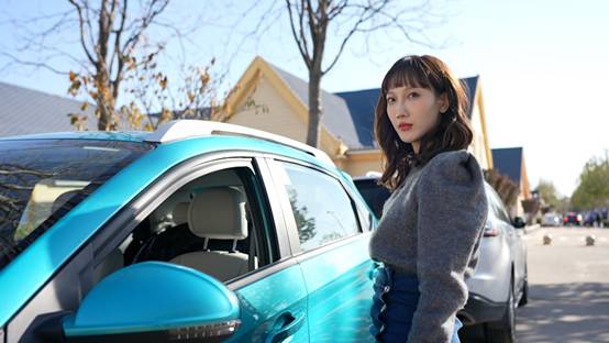 人站在汽车旁
中度可信度描述已自动生成