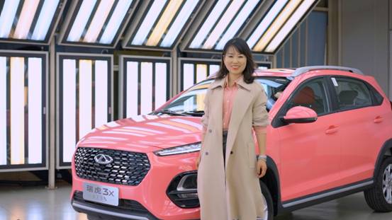 人站在汽车旁
描述已自动生成