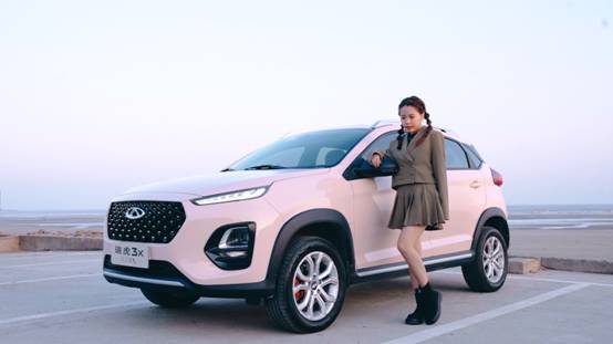 人在路上的汽车
描述已自动生成