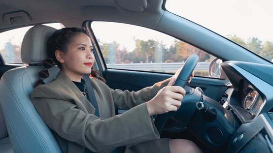 汽车座位上的人
描述已自动生成